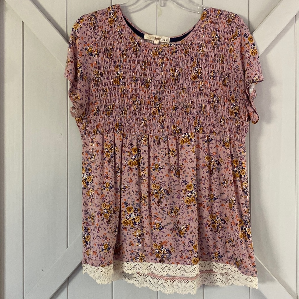 Cute floral top EUC